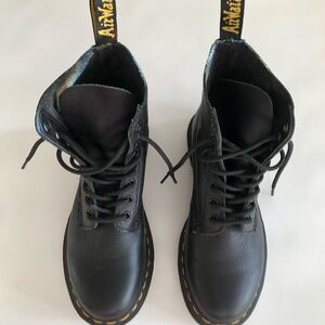 Doc Martens - Black Leather Airwair